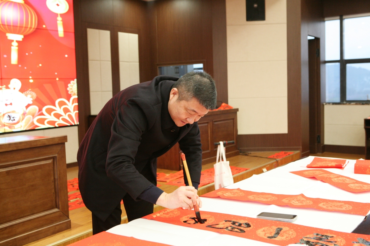 喜迎新春送祝福丨市住建局举办迎新春写春联活动